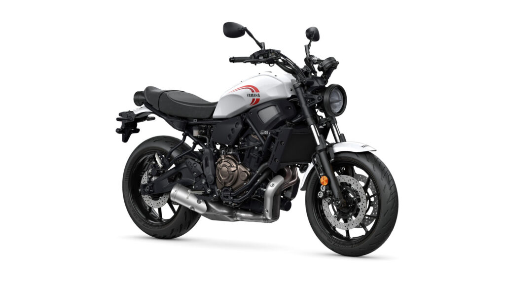 2024-Yamaha-XS700-EU-Historic_White-Studio-001-03
