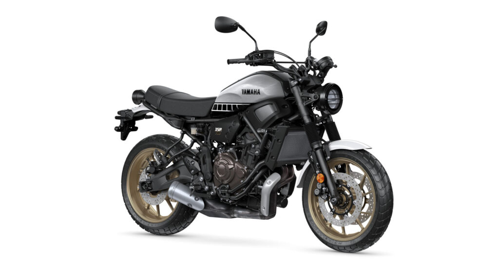 2024-Yamaha-XS700SV-EU-Speedblock_Silver-Studio-001-03