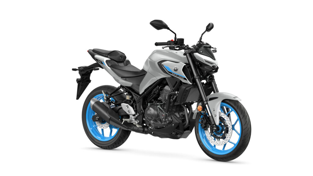 2025-Yamaha-MT320-EU-Ice_Storm-Studio-001-03