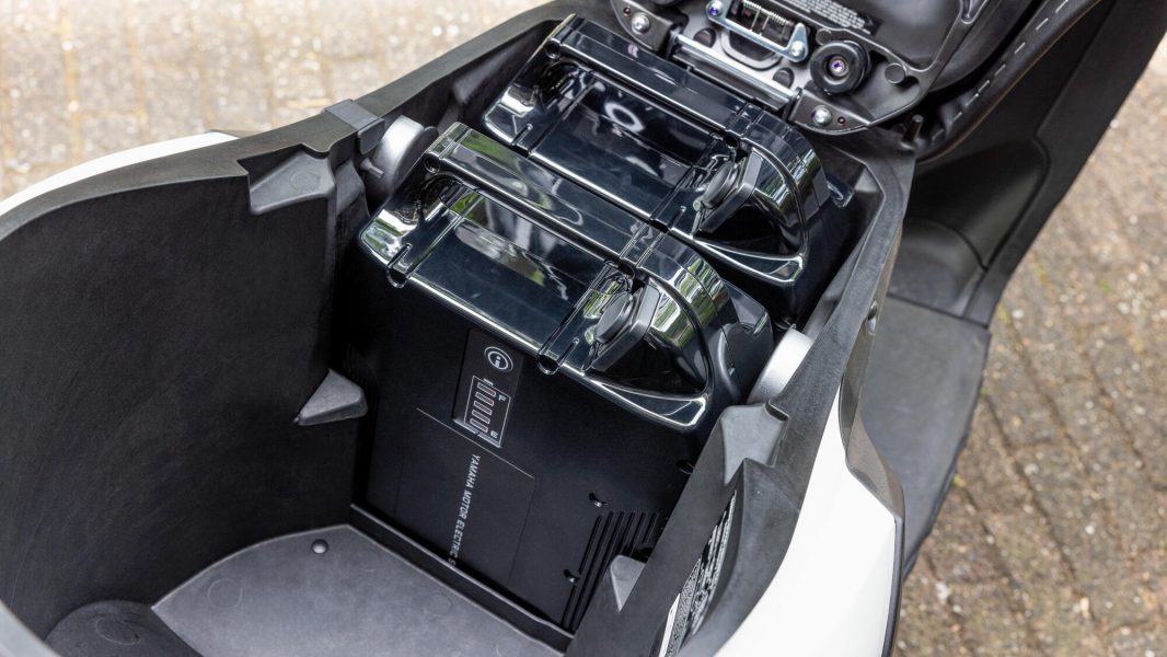 2023-Yamaha-EJE025DB-EU-Dual_Battery_Milky_White_-Action-002-03